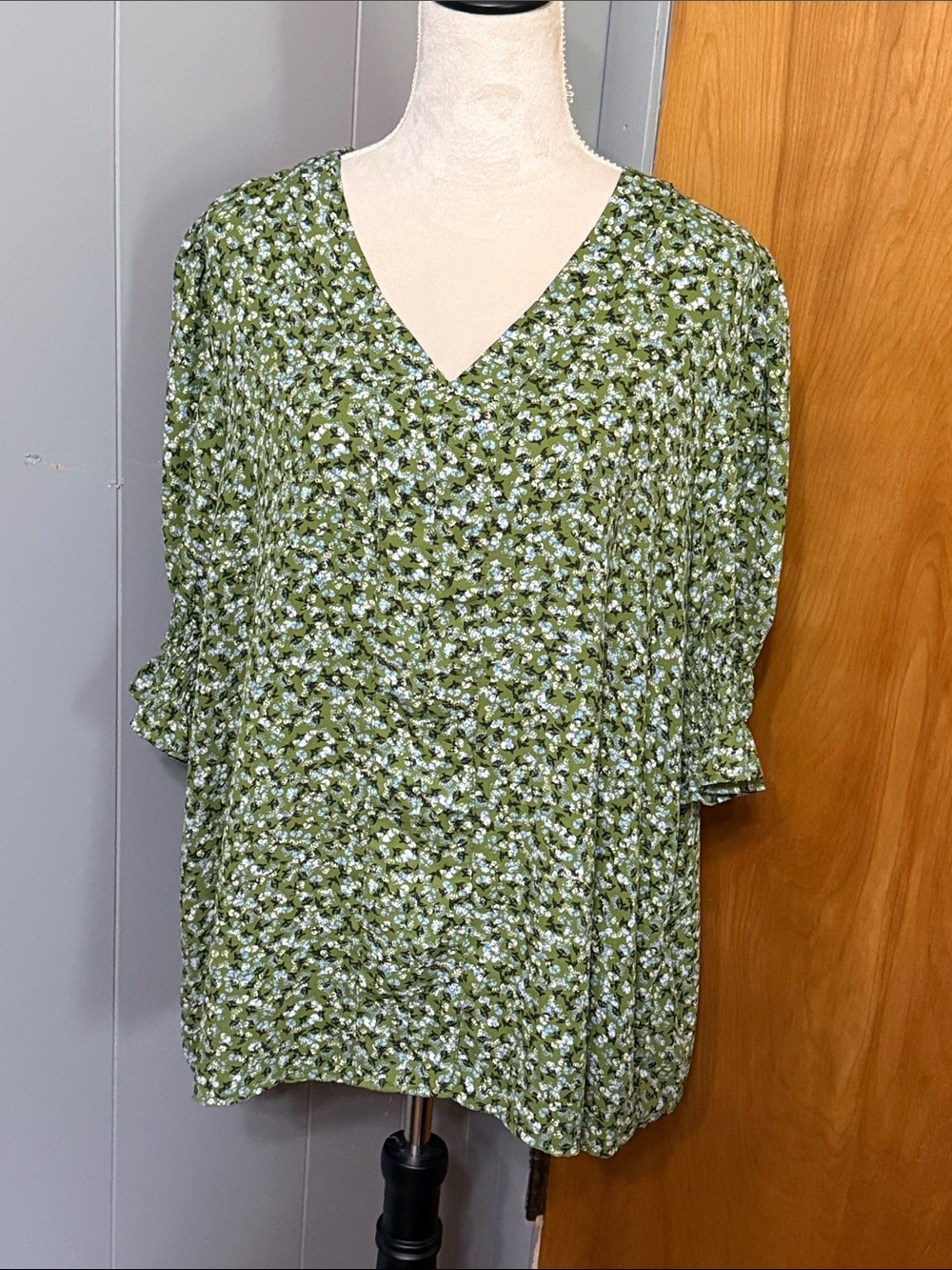 Jones & Co Women’s Olive Green Floral V-Neck Blouse